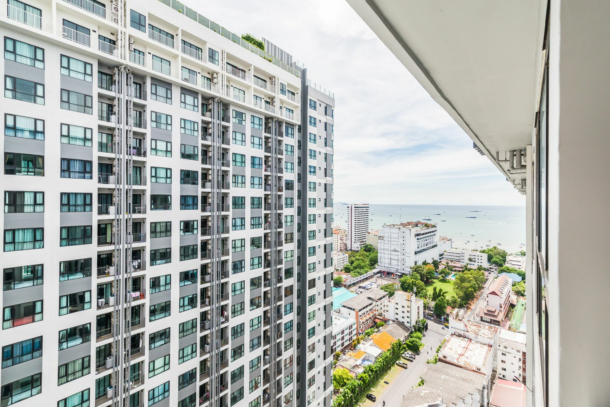 Favstay - The Base Central Pattaya Exteriör bild