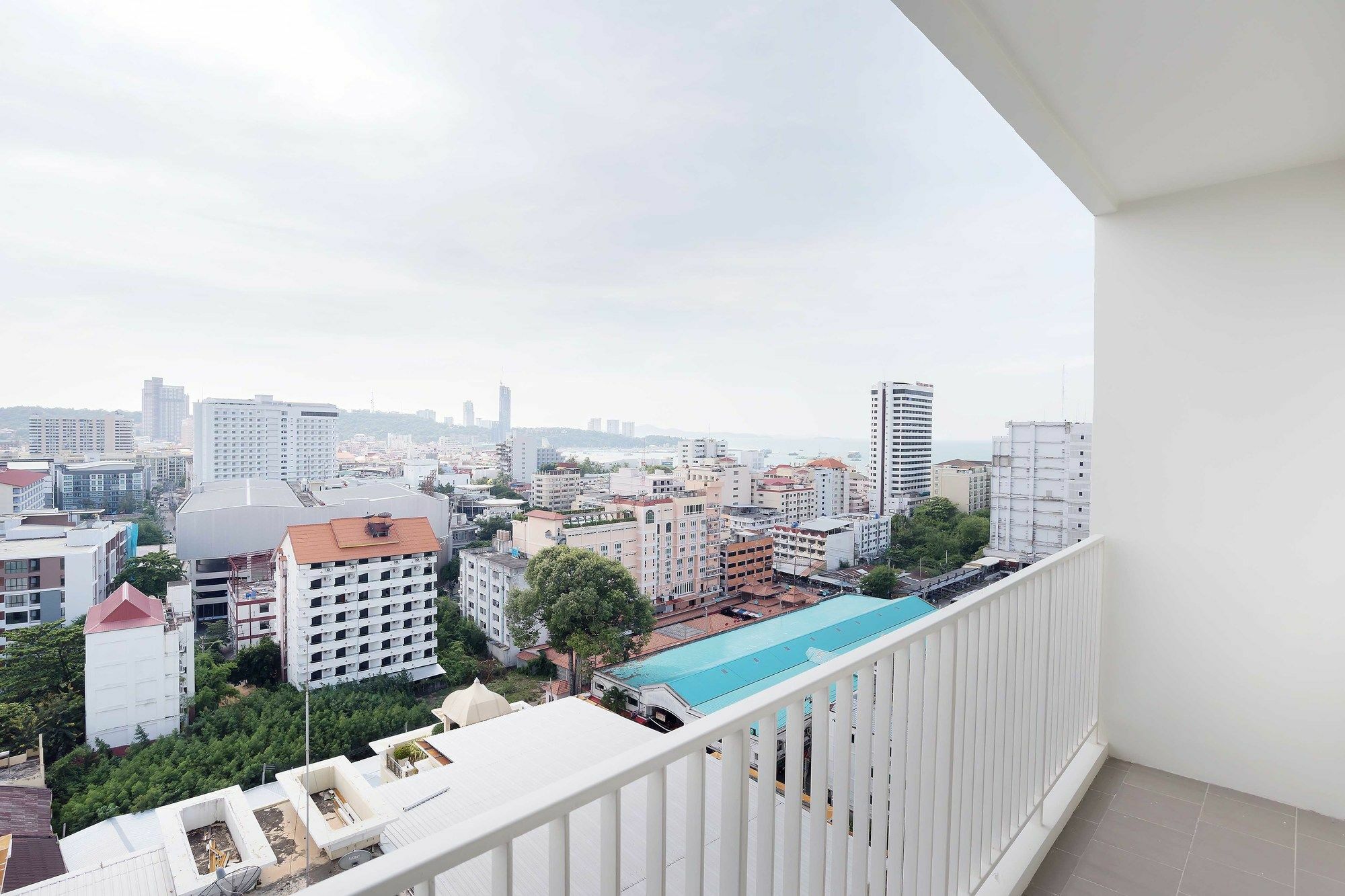 Favstay - The Base Central Pattaya Exteriör bild