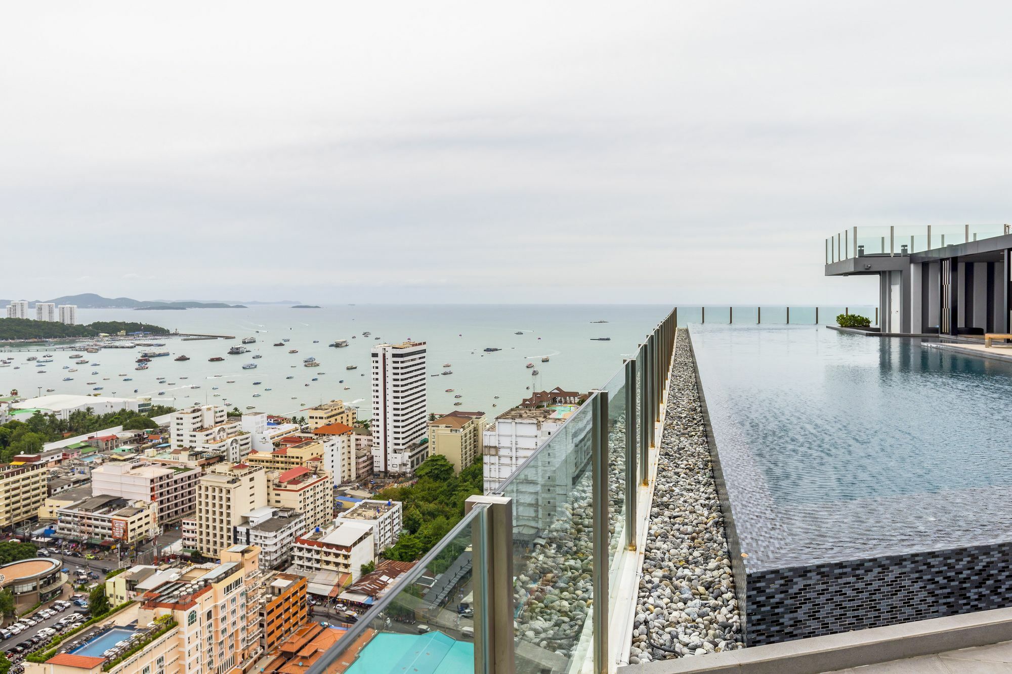 Favstay - The Base Central Pattaya Exteriör bild