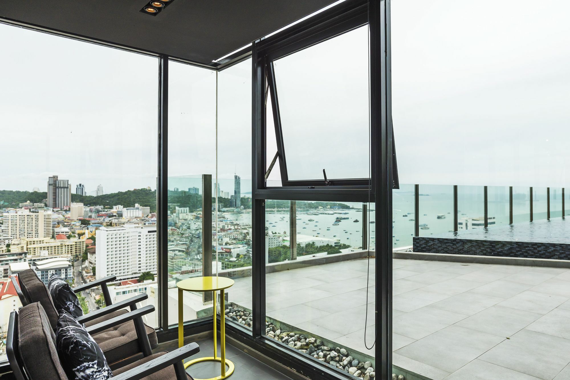 Favstay - The Base Central Pattaya Exteriör bild